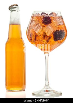 Une bouteille et un verre de cidre de pomme à saveur de mûre, sur fond blanc Banque D'Images