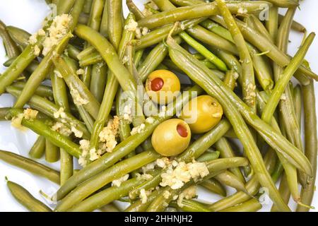 Vue de haut en bas des légumes aux haricots verts cuits et aux olives farcies. Banque D'Images