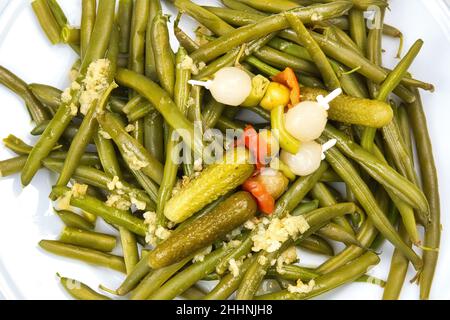 Haricots verts cuits légumes garnis de pickles Banque D'Images