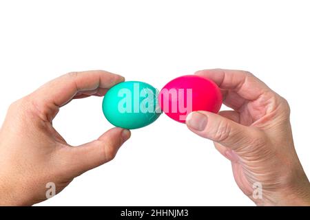 La tradition de Pâques de craquer des oeufs, deux mains tiennent des oeufs et essayez de casser l'oeuf de l'autre, isolé sur un fond blanc Banque D'Images