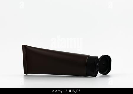 Modèle de tube noir en plastique d'identité de marque pour le texte et la conception.Tube noir en plastique sans marque pour produits cosmétiques.Mocku de soin et de cosmétologie Banque D'Images