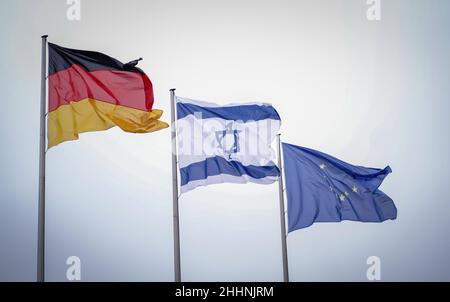 Berlin, Allemagne.25th janvier 2022.Les drapeaux de l'Allemagne (l-r), d'Israël et de l'Europe volent dans le vent devant le bâtiment du Reichstag.Ces jours-ci, le jour commémoratif de l'Holocauste commémore les millions de Juifs assassinés sous le socialisme national.Credit: Kay Nietfeld/dpa/Alay Live News Banque D'Images