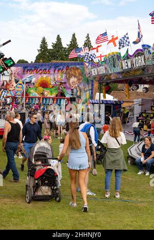 Fun Fair UK; les personnes avec la famille et les enfants appréciant le funfair sur Harpenden Common en été, Hertfordshire Angleterre Royaume-Uni Banque D'Images