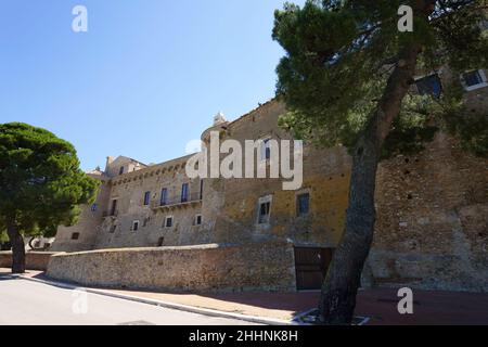 Extérieur du château historique de Serracapriola, dans la province de Foggia, Apulia, Italie Banque D'Images