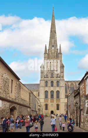 Cathédrale et extérieur de Norwich, cathédrale britannique du 11th siècle, Norwich, Norfolk, Royaume-Uni Banque D'Images