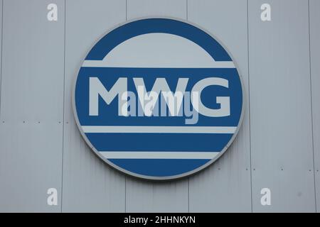 25 janvier 2022, Saxe-Anhalt, Wernigerode: Vue du logo de la société du groupe MWG dans une usine MWG.Dans les usines du groupe MWG, les surfaces métalliques sont traditionnellement finies à un niveau élevé depuis plus de 90 ans.Au total, 300 employés travaillent sur cinq sites.Les pièces destinées à l'industrie automobile ainsi qu'aux loisirs, à la construction et à l'ingénierie mécanique sont des surfaces finies ici.En plus de l'anodisation, le portefeuille comprend l'électroplacage, le revêtement par poudre et le traitement mécanique de surface des composants.Avec l'augmentation croissante de l'elketromobilité, le volume de commande Banque D'Images