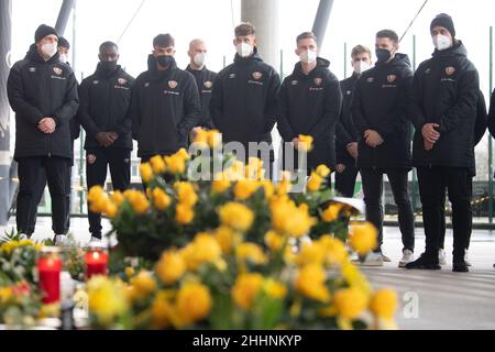 Dresde, Allemagne.25th janvier 2022.Les joueurs et les entraîneurs de l'équipe de la deuxième division de Dynamo Dresden se conforment à l'anniversaire 71st de Hans-Jürgen 'Dixie' Dörner sur le site commémoratif du Rudolf Harbig Stadium.Le 100-fois GDR international est mort dans la nuit du 19 janvier 2022, après une longue et grave maladie peu de temps avant son anniversaire de 71st.Credit: Sebastian Kahnert/dpa-Zentralbild/dpa/Alay Live News Banque D'Images