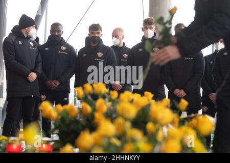 Dresde, Allemagne.25th janvier 2022.Les joueurs et les entraîneurs de l'équipe de la deuxième division de Dynamo Dresden se conforment à l'anniversaire 71st de Hans-Jürgen 'Dixie' Dörner sur le site commémoratif du Rudolf Harbig Stadium.Le 100-fois GDR international est mort dans la nuit du 19 janvier 2022, après une longue et grave maladie peu de temps avant son anniversaire de 71st.Credit: Sebastian Kahnert/dpa-Zentralbild/dpa/Alay Live News Banque D'Images