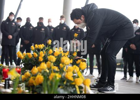 Dresde, Allemagne.25th janvier 2022.Les joueurs et les entraîneurs de l'équipe de la deuxième division de Dynamo Dresden se conforment à l'anniversaire 71st de Hans-Jürgen 'Dixie' Dörner sur le site commémoratif du Rudolf Harbig Stadium.Le 100-fois GDR international est mort dans la nuit du 19 janvier 2022, après une longue et grave maladie peu de temps avant son anniversaire de 71st.Credit: Sebastian Kahnert/dpa-Zentralbild/dpa/Alay Live News Banque D'Images