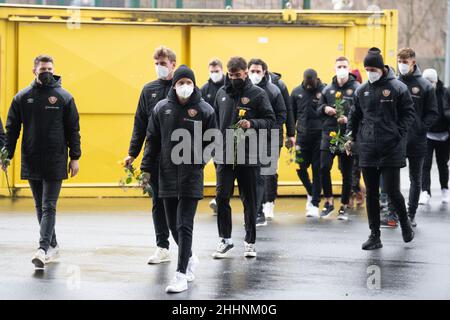 Dresde, Allemagne.25th janvier 2022.Les joueurs et les entraîneurs de l'équipe de la deuxième division de Dynamo Dresden se conforment à l'anniversaire 71st de Hans-Jürgen 'Dixie' Dörner sur le site commémoratif du Rudolf Harbig Stadium.Le 100-fois GDR international est mort dans la nuit du 19 janvier 2022, après une longue et grave maladie peu de temps avant son anniversaire de 71st.Credit: Sebastian Kahnert/dpa-Zentralbild/dpa/Alay Live News Banque D'Images