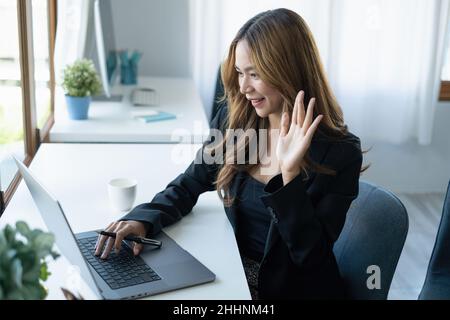 Concept d'entrevue d'emploi.Femme d'affaires questionnant et écoutant les réponses des candidats pendant l'entrevue par appel vidéo sur ordinateur portable. Banque D'Images