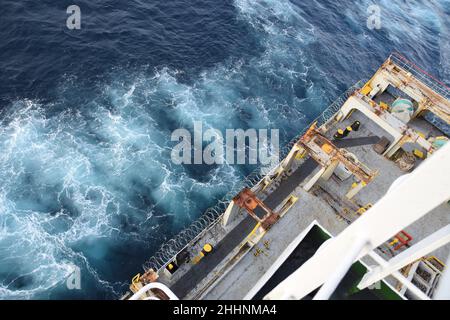 Fil barbelé pointu ou fil de rasoir attaché à la coque, à la superstructure et aux rails du navire pour protéger l'équipage contre les attaques de piraterie. Banque D'Images