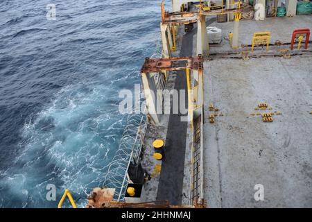 Acier inoxydable fil barbelé pointu ou fil rasoir attaché à la coque, à la superstructure et aux rails du navire. Banque D'Images