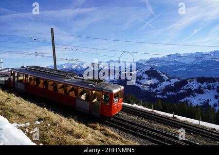 Train à crémaillère sur le chemin de fer entre la montagne Rigi et le village de Vitznau en hiver. Banque D'Images