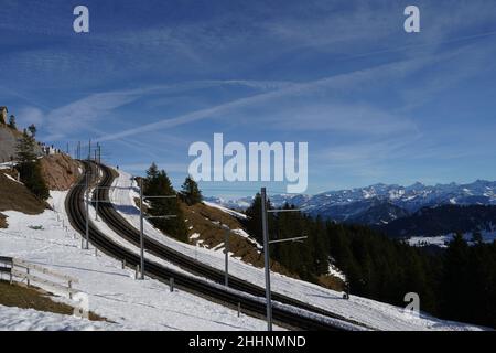 Train à crémaillère entre la montagne Rigi et le village de Goldau, Suisse en hiver. Banque D'Images