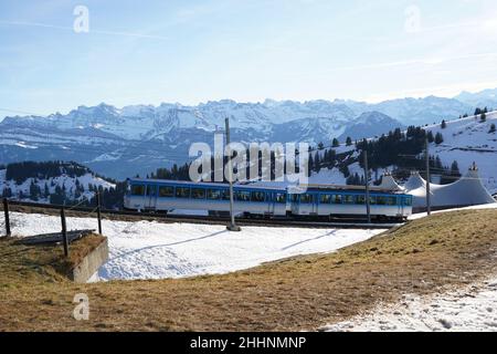 Train à crémaillère sur le chemin de fer entre la montagne Rigi et le village Goldau en hiver. Banque D'Images