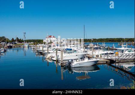 Sandwich Marina sur Cape Cod, Massachusetts avec de nombreux bateaux amarrés par une journée ensoleillée Banque D'Images
