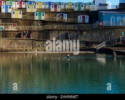 Piscine de la mer de Bude sous le soleil d'hiver, Cornwall, Royaume-Uni Banque D'Images