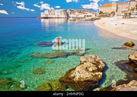 Turquoise Banje plage à Dubrovnik vue, ville touristique célèbre dans la région de Dalmatie en Croatie Banque D'Images