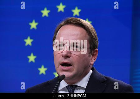 Bruxelles, Belgique.25th janvier 2022.Oliver Varhelyi, commissaire européen, lors d'une conférence de presse à l'issue du Conseil de stabilisation et d'association de l'UE, qui s'est tenue à Bruxelles (Belgique) du 25 au 25 janvier 2022.Crédit: ALEXANDROS MICHAILIDIS/Alamy Live News Banque D'Images