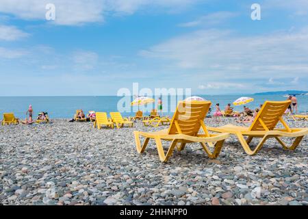 Batumi, Adjara, Géorgie - 06 août 2018 : chaises longues jaunes, le jour d'été à terre. Banque D'Images