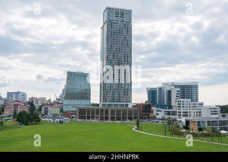 Batumi, Géorgie - 06 août 2018 : vue sur le remblai de la ville depuis la mer. Banque D'Images