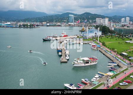 Batumi, Géorgie - 06 août 2018 : port maritime de Batumi avec bateaux.Mouillage pour bateaux. Banque D'Images