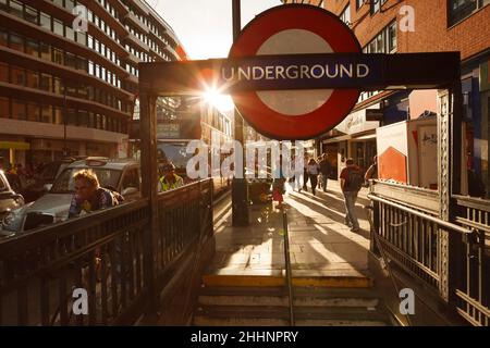 Entrée à la station de métro Chancery Lane à la lumière du soir, High Holborn, Borough of Camden, Londres, Royaume-Uni.3 septembre 2007 Banque D'Images