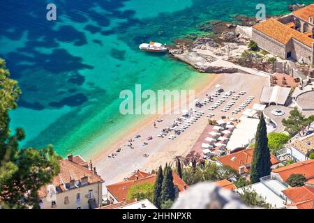 Turquoise Banje plage à Dubrovnik vue aérienne, célèbre ville touristique dans la région de Dalmatie en Croatie Banque D'Images