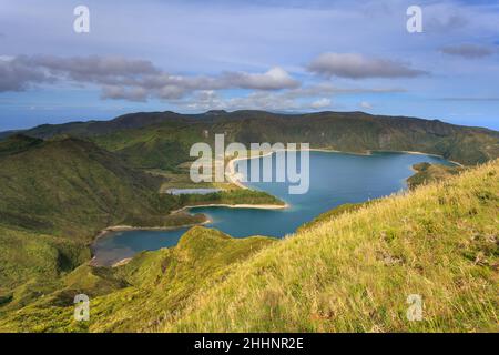 Açores, Portugal. Magnifique lagon sur l'île de São Miguel, destination de voyage. Paysage naturel à couper le souffle en arrière-plan. Lagoon dans le cr Banque D'Images
