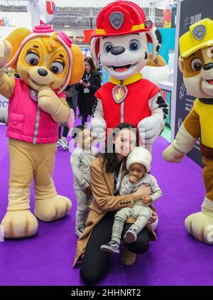 Londres Royaume-Uni 25 janvier 2022 Une mère et sa sosn posant avec des charailleurs de Patrouille à la Toy Fair, le plus grand événement dédié de jeu et de passe-temps du Royaume-Uni et abrite les produits les plus chauds et les plus attendus pour l'année à venir.Avec un accès exclusif à plus de 260 marques, des start-ups innovantes aux grandes entreprises telles que Hasbro, Bandai et Vivid imaginations.Paul Quezada-Neiman/Alamy Live News Banque D'Images