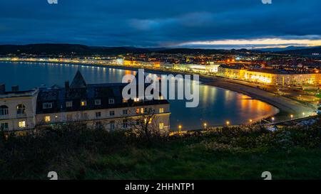 La plage North Shore de Llandudno, avec le Grand Hotel en premier plan.Photo prise en novembre 2021. Banque D'Images