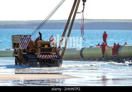 Lancement de la ligne de conduite sous-marine pour remorquer le bateau Banque D'Images