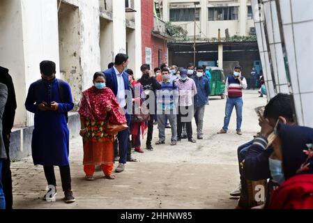 Dhaka, Bangladesh.25th janvier 2022.Les gens attendent devant le stand de collecte des échantillons pour se faire tester pour le coronavirus COVID-19 à l'hôpital universitaire de médecine de Bangabandhu Sheikh Mujib à Dhaka, au Bangladesh, le 25 janvier 2022.Credit: Mamunur Rashid/Alamy Live News Banque D'Images