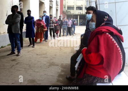 Dhaka, Bangladesh.25th janvier 2022.Les gens attendent devant le stand de collecte des échantillons pour se faire tester pour le coronavirus COVID-19 à l'hôpital universitaire de médecine de Bangabandhu Sheikh Mujib à Dhaka, au Bangladesh, le 25 janvier 2022.Credit: Mamunur Rashid/Alamy Live News Banque D'Images