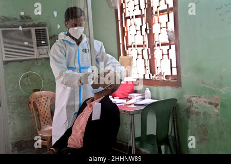 Dhaka, Bangladesh.25th janvier 2022.Le 25 janvier 2022, un agent de santé recueille un échantillon d'écouvillonnage nasal d'une personne pour tester le coronavirus COVID-19 à l'hôpital universitaire de médecine de Bangabandhu Sheikh Mujib, à Dhaka, au Bangladesh.Credit: Mamunur Rashid/Alamy Live News Banque D'Images