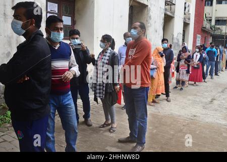 Dhaka, Bangladesh.25th janvier 2022.Les gens attendent devant le stand de collecte des échantillons pour se faire tester pour le coronavirus COVID-19 à l'hôpital universitaire de médecine de Bangabandhu Sheikh Mujib à Dhaka, au Bangladesh, le 25 janvier 2022.Credit: Mamunur Rashid/Alamy Live News Banque D'Images