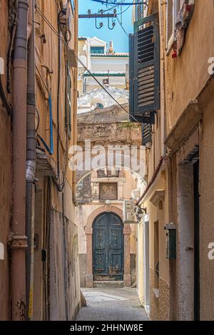 Vieille ruelle étroite rue à Kerkyra, ville de Corfou dans l'île de Corfou Ionian îles Grèce, Europe Banque D'Images
