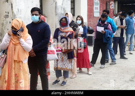 Dhaka, Bangladesh.25th janvier 2022.Les gens attendent devant le stand de collecte des échantillons pour se faire tester pour le coronavirus COVID-19 à l'hôpital universitaire de médecine de Bangabandhu Sheikh Mujib à Dhaka, au Bangladesh, le 25 janvier 2022.Credit: Mamunur Rashid/Alamy Live News Banque D'Images