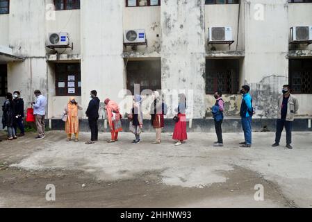 Dhaka, Bangladesh.25th janvier 2022.Les gens attendent devant le stand de collecte des échantillons pour se faire tester pour le coronavirus COVID-19 à l'hôpital universitaire de médecine de Bangabandhu Sheikh Mujib à Dhaka, au Bangladesh, le 25 janvier 2022.Credit: Mamunur Rashid/Alamy Live News Banque D'Images