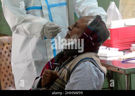 Dhaka, Bangladesh.25th janvier 2022.Le 25 janvier 2022, un agent de santé recueille un échantillon d'écouvillonnage nasal d'une personne pour tester le coronavirus COVID-19 à l'hôpital universitaire de médecine de Bangabandhu Sheikh Mujib, à Dhaka, au Bangladesh.Credit: Mamunur Rashid/Alamy Live News Banque D'Images