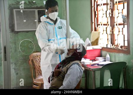 Dhaka, Bangladesh.25th janvier 2022.Le 25 janvier 2022, un agent de santé recueille un échantillon d'écouvillonnage nasal d'une personne pour tester le coronavirus COVID-19 à l'hôpital universitaire de médecine de Bangabandhu Sheikh Mujib, à Dhaka, au Bangladesh.Credit: Mamunur Rashid/Alamy Live News Banque D'Images