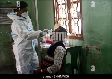 Dhaka, Bangladesh.25th janvier 2022.Le 25 janvier 2022, un agent de santé recueille un échantillon d'écouvillonnage nasal d'une personne pour tester le coronavirus COVID-19 à l'hôpital universitaire de médecine de Bangabandhu Sheikh Mujib, à Dhaka, au Bangladesh.Credit: Mamunur Rashid/Alamy Live News Banque D'Images