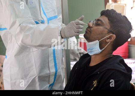 Dhaka, Bangladesh.25th janvier 2022.Le 25 janvier 2022, un agent de santé recueille un échantillon d'écouvillonnage nasal d'une personne pour tester le coronavirus COVID-19 à l'hôpital universitaire de médecine de Bangabandhu Sheikh Mujib, à Dhaka, au Bangladesh.Credit: Mamunur Rashid/Alamy Live News Banque D'Images