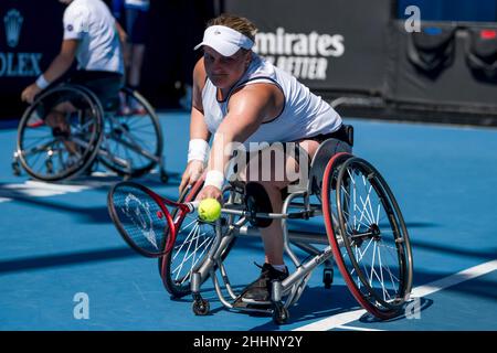 MELBOURNE, AUSTRALIE - 24 JANVIER : Aniek van Koot des pays-Bas et Diede de Groot des pays-Bas lors de leur premier match de tournoi de doubles en fauteuil roulant féminin lors de l'Open d'Australie 2022 au Melbourne Park le 24 janvier 2022 à Melbourne, Australie (photo d'Andy Astfalck/Orange Pictures) Banque D'Images