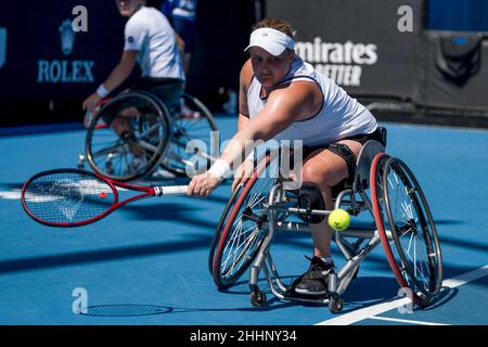 MELBOURNE, AUSTRALIE - 24 JANVIER : Aniek van Koot des pays-Bas et Diede de Groot des pays-Bas lors de leur premier match de tournoi de doubles en fauteuil roulant féminin lors de l'Open d'Australie 2022 au Melbourne Park le 24 janvier 2022 à Melbourne, Australie (photo d'Andy Astfalck/Orange Pictures) Banque D'Images