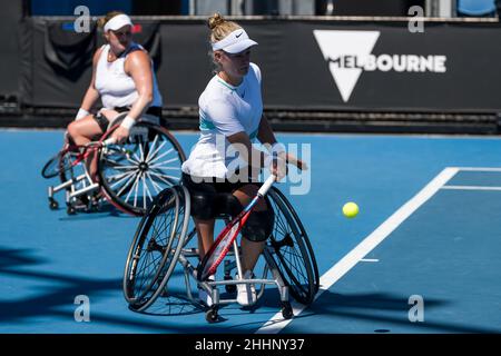 MELBOURNE, AUSTRALIE - JANVIER 24 : Diede de Groot des pays-Bas et Aniek van Koot des pays-Bas lors de leur premier match de tournoi de fauteuil roulant féminin en double lors de l'Open d'Australie 2022 au Melbourne Park le 24 janvier 2022 à Melbourne, Australie (photo d'Andy Astfalck/Orange Pictures) Banque D'Images