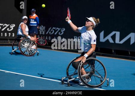 MELBOURNE, AUSTRALIE - JANVIER 24 : Diede de Groot des pays-Bas et Aniek van Koot des pays-Bas lors de leur premier match de tournoi de fauteuil roulant féminin en double lors de l'Open d'Australie 2022 au Melbourne Park le 24 janvier 2022 à Melbourne, Australie (photo d'Andy Astfalck/Orange Pictures) Banque D'Images