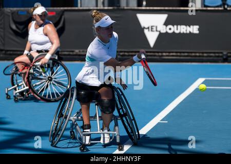 MELBOURNE, AUSTRALIE - JANVIER 24 : Diede de Groot des pays-Bas et Aniek van Koot des pays-Bas lors de leur premier match de tournoi de fauteuil roulant féminin en double lors de l'Open d'Australie 2022 au Melbourne Park le 24 janvier 2022 à Melbourne, Australie (photo d'Andy Astfalck/Orange Pictures) Banque D'Images