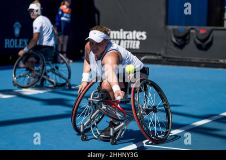 MELBOURNE, AUSTRALIE - 24 JANVIER : Aniek van Koot des pays-Bas et Diede de Groot des pays-Bas lors de leur premier match de tournoi de doubles en fauteuil roulant féminin lors de l'Open d'Australie 2022 au Melbourne Park le 24 janvier 2022 à Melbourne, Australie (photo d'Andy Astfalck/Orange Pictures) Banque D'Images